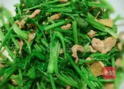 Illustration of how to make fried shredded pork with coriander 7