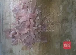 Illustration of how to stir-fry shredded pork with shredded king oyster mushrooms 4