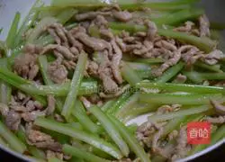 Illustration of how to make fried shredded pork with celery 6
