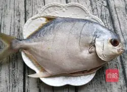 Illustration of how to cook silver pomfret with sauce 3