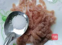 Illustration of how to make fried shredded pork with chives 2