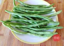 Illustration of how to stir-fry green beans and shredded pork 2