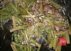 Celery stir-fry Illustration of how to make vermicelli 8