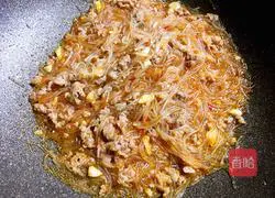 An illustration of how ants climb a tree 8