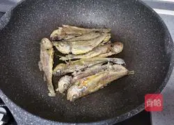 Illustration of making fish-flavored small yellow croaker 8