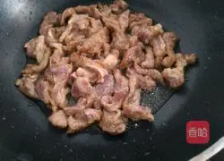 Simple stir-fried shredded radish, celery and meat slices Practice illustration 3