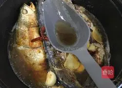 Illustration of how to stew fish in iron pot 12