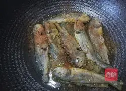 Illustration of how to make fried (barbecued) small yellow croaker 7