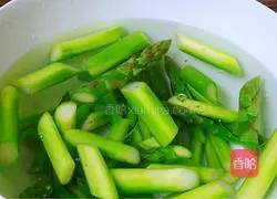 Illustration of how to stir-fry asparagus and shrimp 3