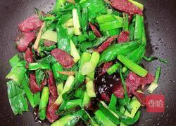 Illustration of how to stir-fry sausages with black beans and garlic sprouts 11