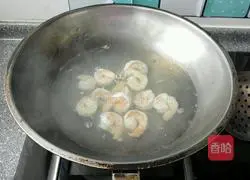 Illustration of how to make asparagus and fried shrimps 6