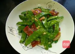 Illustration of how to make fried snow peas with bacon 4