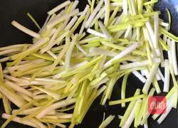 Illustration of how to make garlic yellow scrambled eggs 3