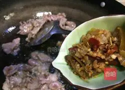 Illustration of how to make three-color fungus meat slices with pickled pepper 11