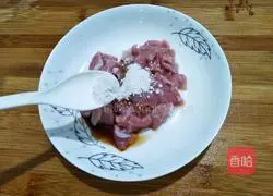 Illustration of how to make fried pork slices with green and red pepper and zucchini 5