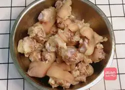 Illustration of how to make a lazy version of pig trotters stewed with soybeans without using a drop of oil or water 4