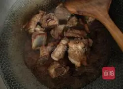 Illustration of how to make pork ribs and tea tree mushrooms 7
