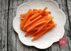 Illustration of how to make chicken wings stuffed with carrots and bitter melon 2