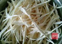 Illustration of how to shred king oyster mushrooms with oyster sauce 4