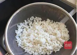 Illustration of how to make glutinous rice meatballs 9