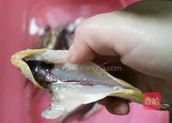 Illustration of how to make pan-fried small yellow croaker 2