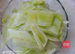 Illustration of how to make fried pork slices with lettuce 2
