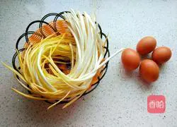 Illustration of how to make fried eggs with chives 2