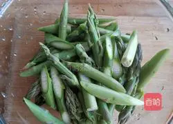 Illustration of how to make fried asparagus with bacon 2