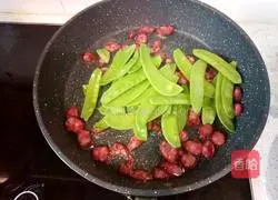 Illustration of how to make fried sausage with snow peas 4