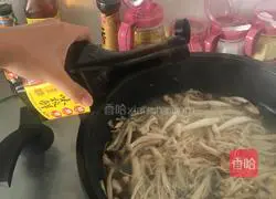 Illustration of how to stir-fry enoki mushrooms with three fresh vegetables 3