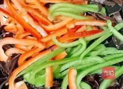 Illustration of how to make fried shredded pork with colored pepper 15