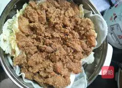 Illustration of how to make chicken breast steamed pork with flour 5