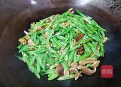 Illustration of how to fry green beans with oil residue 9