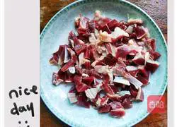 Illustration of how to make stir-fried chicken kidneys with celery and water chestnuts 1