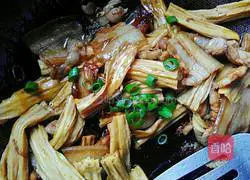 Illustration of how to make braised pork with yuba 14