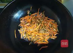 Illustration of how to stir-fry shredded pork with king oyster mushroom 3