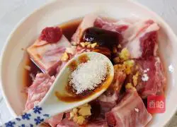 Illustration of how to make steamed taro with spareribs 8