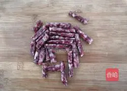 Illustration of how to stir-fry garlic sprouts and sausage 2