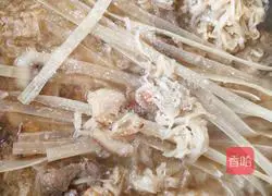 Illustration of how to make sauerkraut and pork stewed vermicelli 9