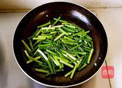 Illustration of how to stir-fry meat with garlic moss 6