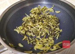 Illustration of how to make stir-fried duck gizzards with pickled cabbage 6