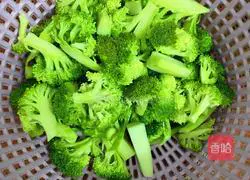 Illustration of how to make stir-fried meat with broccoli 4