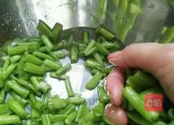 Illustration of how to make appetizing spicy diced cabbage stalks 4