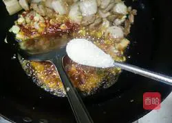 Illustration of how to stir-fry twice-cooked pork at home 5