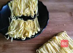 Illustration of how to make toon and egg shreds 4