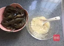 Illustration of how to make braised prawns fermented with wine 1