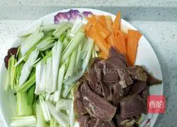 Illustration of how to make beef tongue with garlic sprouts 1