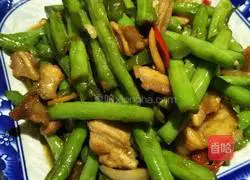 Illustration of how to stir-fry pork belly with green beans 6