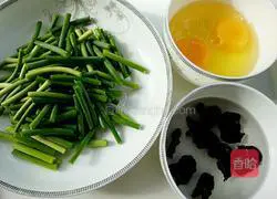 Illustration of how to make fried eggs with garlic sprouts 2