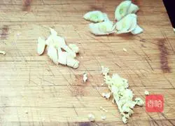 Illustration of how to stir-fry silkless beans with black bean sauce 1